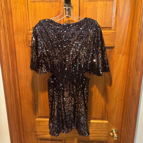French Connection Estari Sequin Cut-Out Dress in Ombre Silver Size 2 NWT - Picture 3 of 7